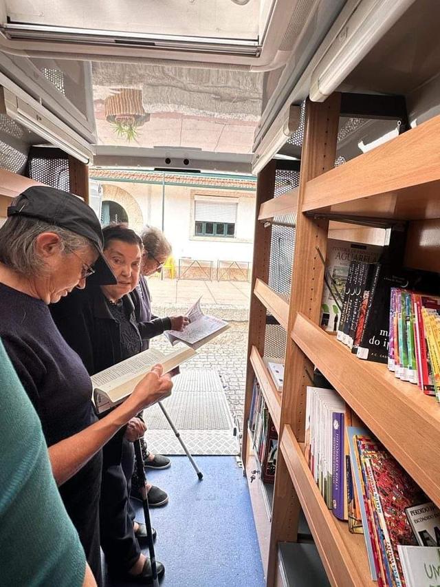 Ponte da Barca: Biblioteca Itinerante pôs os idosos de Britelo a ler